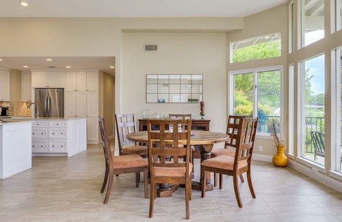 Lakeway Casa | ﻿Old Lakeway with Lake View and Swim Spa. 30 Day Minimum.