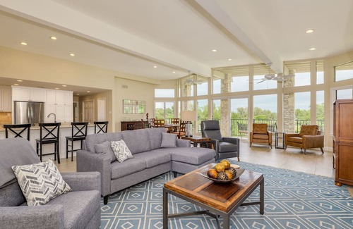 Lakeway Casa | ﻿Old Lakeway with Lake View and Swim Spa. 30 Day Minimum.