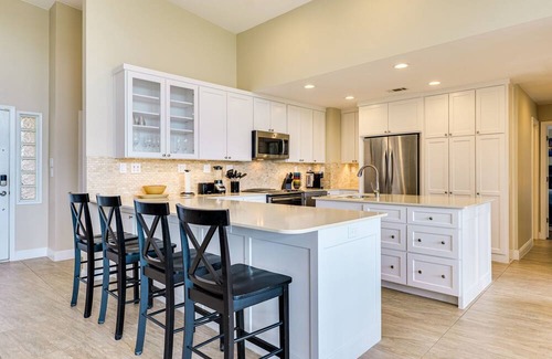 Lakeway Casa | ﻿Old Lakeway with Lake View and Swim Spa. 30 Day Minimum.
