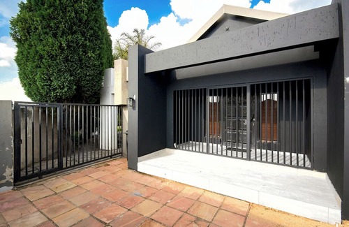 Greater Johannesburg Metropolitan Area Cabaña | Cosy, Private Johannesburg Getaway Near Gold Reef City, FNB Stadium and NASREC.