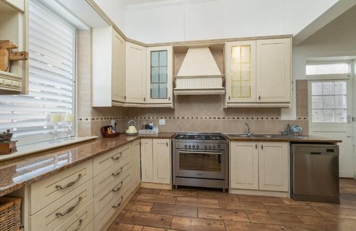 Linkside Casa | Historic Coastal Gem – 3BR, WiFi, Walk to Lighthouse, Museums & Eateries