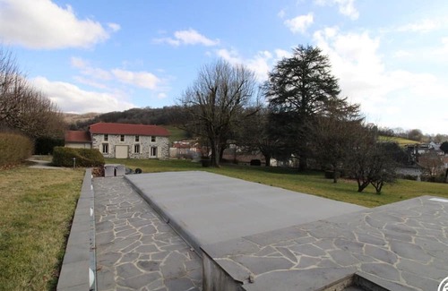 Jussac Cabaña | Charming Cottage Near Volcano Park with WiFi and Garden