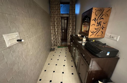 Pitampura Cama Y Desayuno | Charming 2-bedroom bed & breakfast with WiFi, AC in phenomenal Delhi