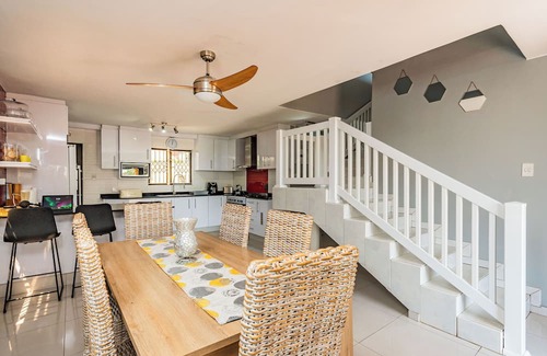 Durban North Casa | 4-bedroom house in charming Durban North with WiFi, AC. Start your vacation now