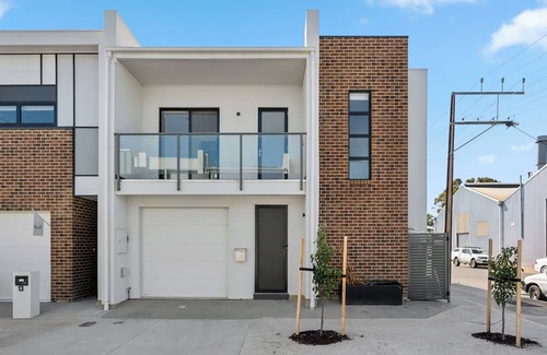 Port Adelaide Casa | Stay In Port Adelaide!