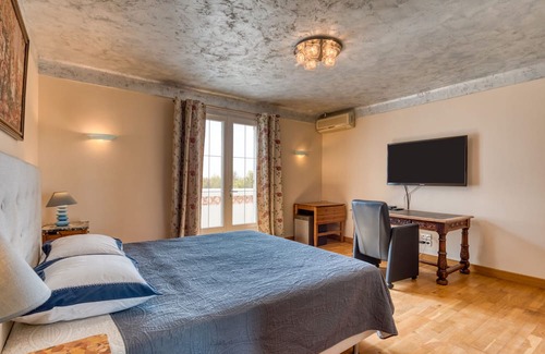 Arles Casa | Room 'Chambre 1' with Shared Pool, Wi-Fi and Air Conditioning