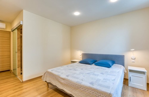 Arles Casa | Apartment 'Chambre 5' with Shared Pool, Wi-Fi and Air Conditioning