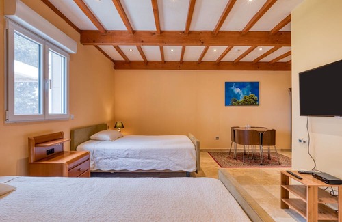 Arles Casa | Apartment 'Chambre 3' with Shared Pool, Wi-Fi and Air Conditioning