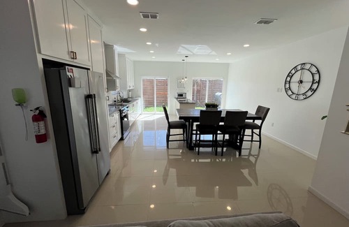 McAllen Casa | Modern 3bd home - Downtown, Mall, Airport 2min