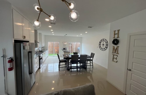 McAllen Casa | Modern 3bd home - Downtown, Mall, Airport 2min