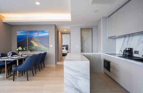 Bangkok Central Business District Condominio | 3 BR/ WG/ 128 Sqm/ Monthly