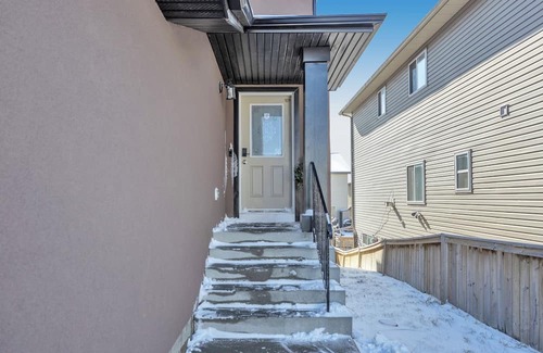 Calgary Casa | Cozy house situated about 13 mins to the Airport, few minutes to many amenities.