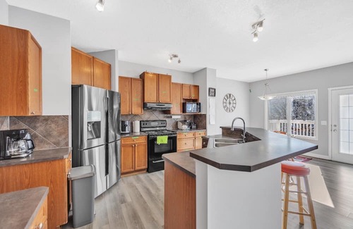 Calgary Casa | Cozy house situated about 13 mins to the Airport, few minutes to many amenities.