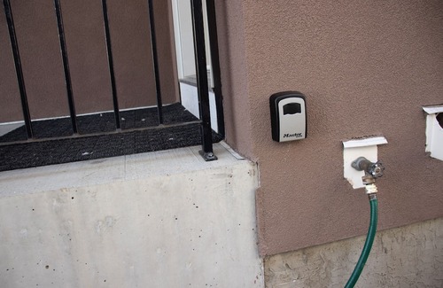 Calgary Casa | Cozy house situated about 13 mins to the Airport, few minutes to many amenities.