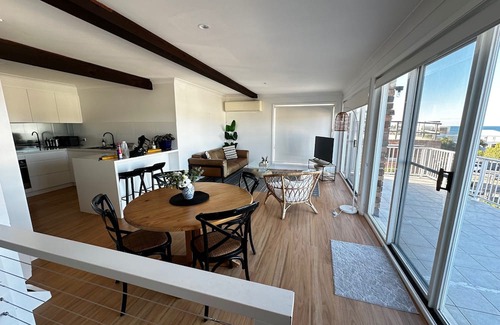 Wamberal Apartamento | 100m from Beach: The Wambi Getaway, Pet Friendly, 2BR, Entire Apartment and Yard