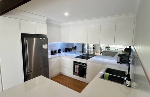 Wamberal Apartamento | 100m from Beach: The Wambi Getaway, Pet Friendly, 2BR, Entire Apartment and Yard