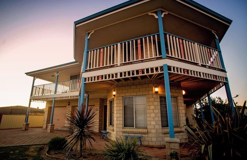 Hopetoun Casa | Nautilus - a spacious 2-storey home in the heart of 'Toun' with ocean views!