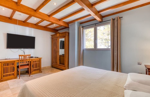 Arles Casa | Apartment 'Chambre 2' with Shared Pool, Wi-Fi and Air Conditioning