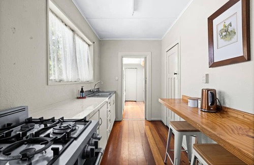 Napier Villa | Walk to shops, restaurants and marine parade, Mclean Park and bike paths.