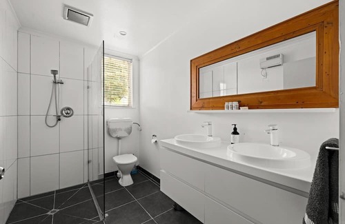 Napier Villa | Walk to shops, restaurants and marine parade, Mclean Park and bike paths.