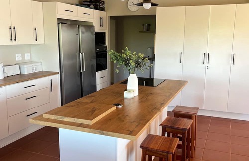 Jeffreys Bay Casa | Spacious 7-bedroom house in Marvelous Jeffreys Bay with WiFi