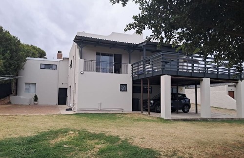 Jeffreys Bay Casa | Spacious 7-bedroom house in Marvelous Jeffreys Bay with WiFi