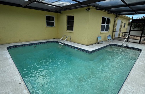 Palm Terrace Gardens Casa | Cozy Gulf Coast Getaway 3 BR 2 BA house in charming Port Richey with WiFi, AC.