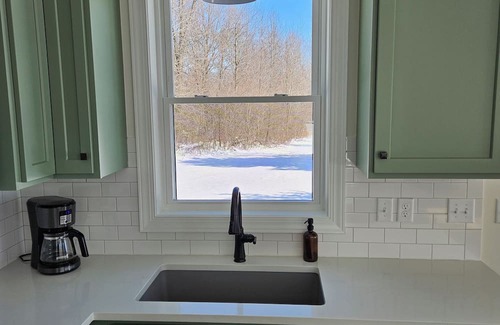 Kilbourne Otro | Charming 2-bedroom secluded house in Sunbury with WiFi, AC 7 acres