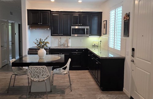 Simi Valley Apartamento | Immaculately maintained Studio, with modern amenities, and great neighborhood.