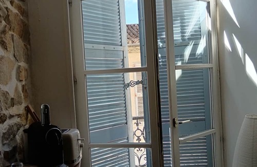 Nimes City Centre Apartamento | In the heart of history, with an almost Roman spa for relaxation.