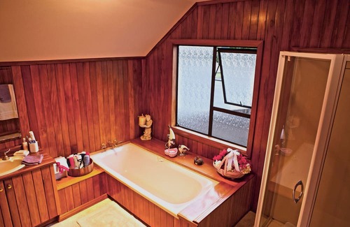 West Harbour Casa | Harbour & Sky View rooms, easily accessible to the Auckland CBD