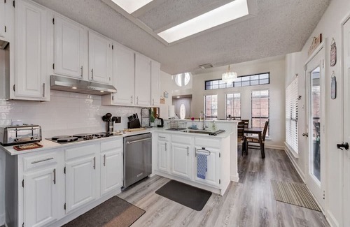Euless Casa | Spacious 4BR/3BA | Modern Comforts Nr DFW Airport