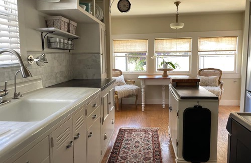 Napa Cabaña | Charming 2-bed cottage in fabulous Napa. Walk to downtown with WiFi, AC