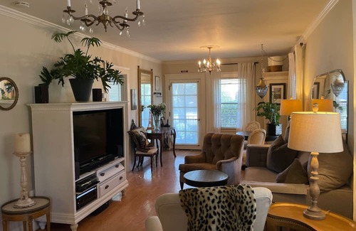 Napa Cabaña | Charming 2-bed cottage in fabulous Napa. Walk to downtown with WiFi, AC