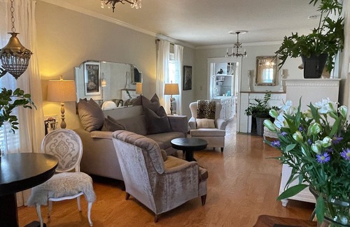 Napa Cabaña | Charming 2-bed cottage in fabulous Napa. Walk to downtown with WiFi, AC