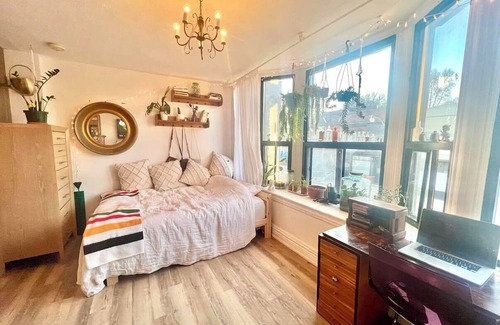 Leslieville Apartamento | Bright and Open East End Gem
