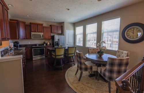 Woodmere Casa | Charming 3-bedroom house in delightful Pepper Pike with WiFi, High End FINISHES