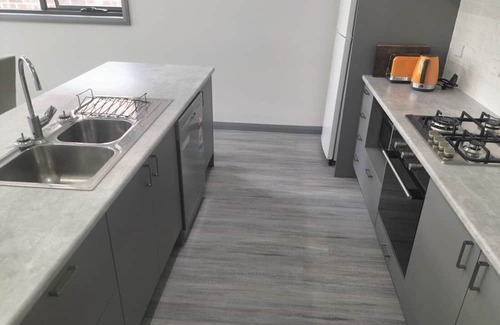 Norlane Casa | Modern Unit close to shops and services, public transport, the waterfront etc