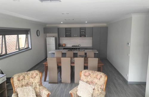 Norlane Casa | Modern Unit close to shops and services, public transport, the waterfront etc