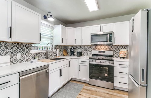 Keller Casa | Charming 2-bedroom house in lovely Keller with WiFi, AC