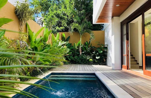 Mumbul Villa | Georgeous 2-Bed Villa with HiSpeed WiFi, Fitness Room, AC and Private Carspace.