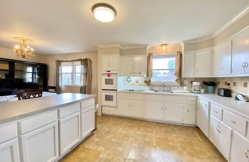 Wilmington Casa | Spacious 5-bedroom house in welcoming Wilmington with WiFi, AC, Large Yard