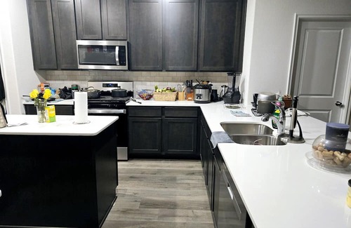 Lincoln Park Casa | Charming 1-bedroom in a house with WiFi and AC in delightful Aubrey area.