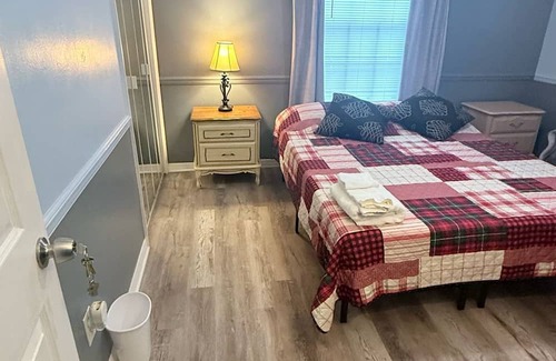 Port Malabar Cama Y Desayuno | Charming Room with WiFi and AC in Palm Bay
