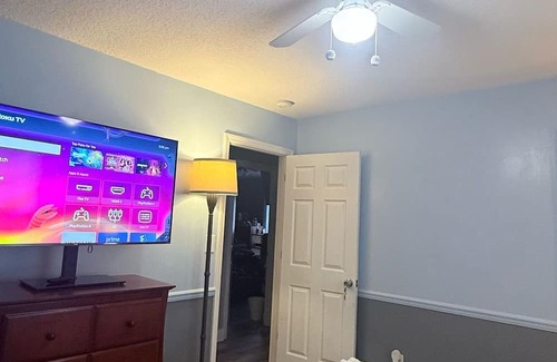 Port Malabar Cama Y Desayuno | Charming Room with WiFi and AC in Palm Bay