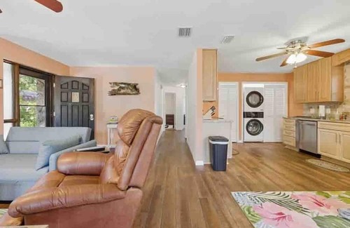 Weeki Wachee Gardens Casa | Charming 2-bedroom house in superb weeki wachee with WiFi, AC