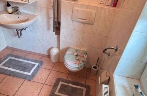 Detern Casa | Spacious ground floor apartment in a quiet residential area with a beautiful garden.