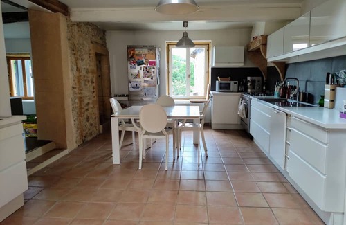 Saint-Germain-Nuelles Casa | Golden stone house with swimming pool for vacations in southern Beaujolais near Lyon