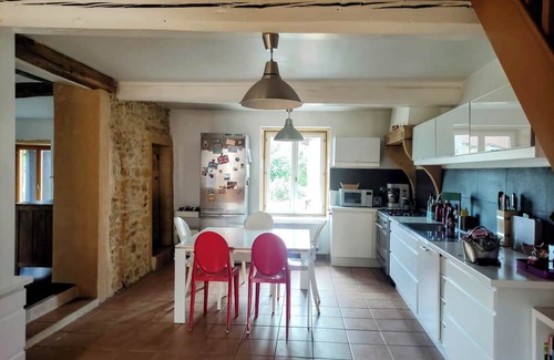 Saint-Germain-Nuelles Casa | Golden stone house with swimming pool for vacations in southern Beaujolais near Lyon