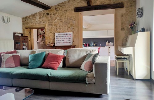 Saint-Germain-Nuelles Casa | Golden stone house with swimming pool for vacations in southern Beaujolais near Lyon